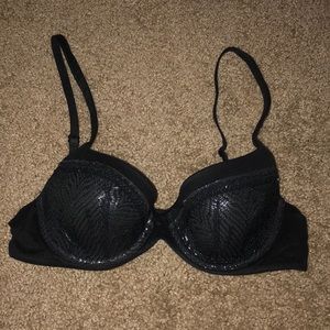 34B VS Bra